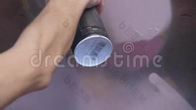 一只手带着喷雾罐，在<strong>墙</strong>上画了一个新的<strong>涂鸦</strong>。 在木头上<strong>涂鸦</strong>的过程照片